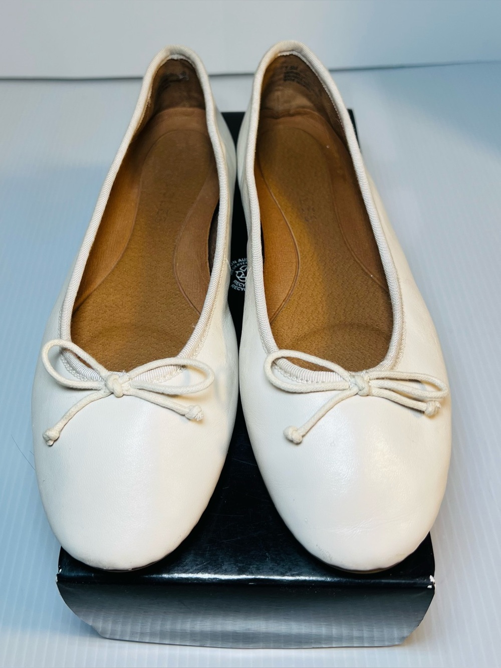 Aerosoles Classic Women's Soft Cream White Ballet Flats with Bow Size 7.5M